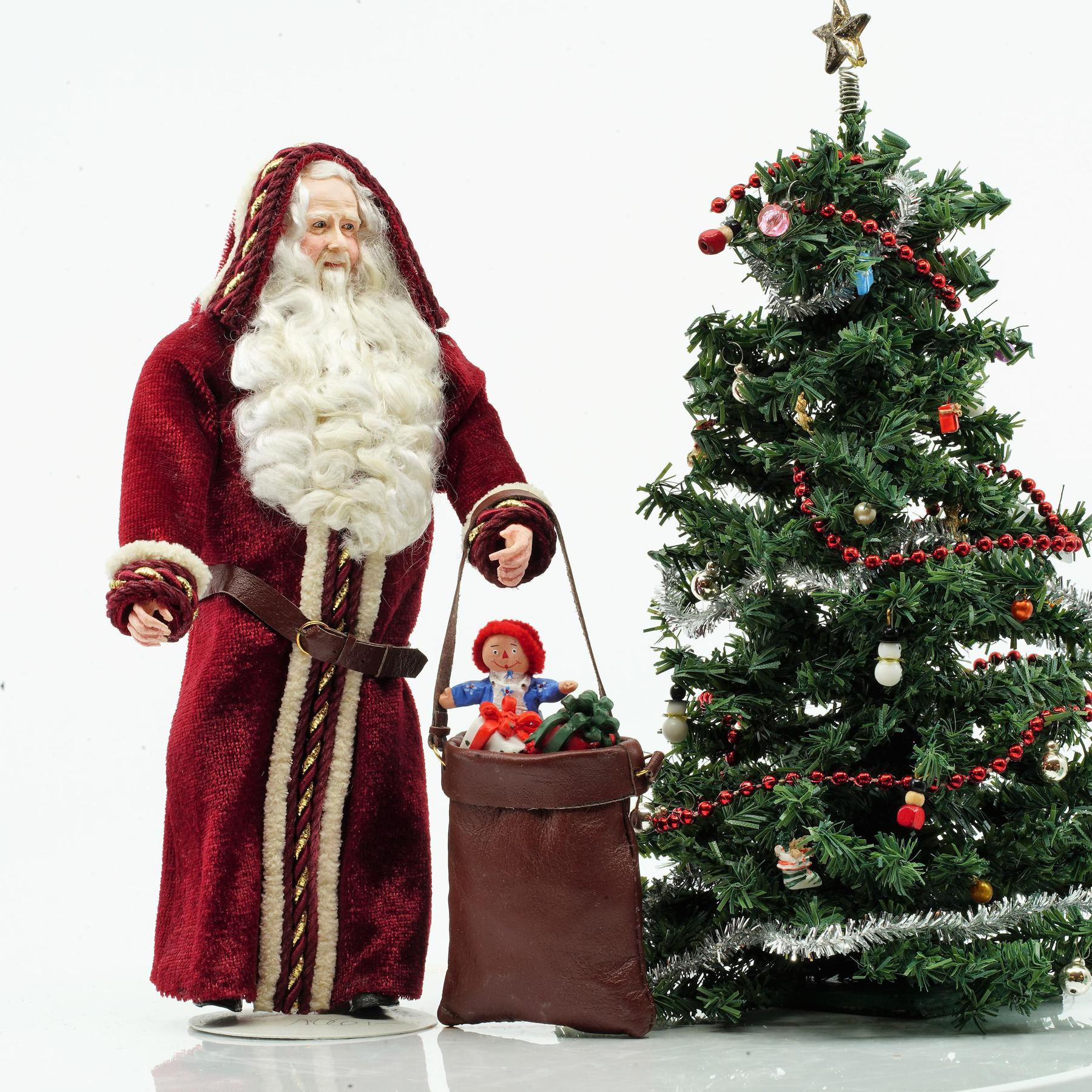 Pere Noel Avec Sa Hotte A Cadeaux Et Le Sapin