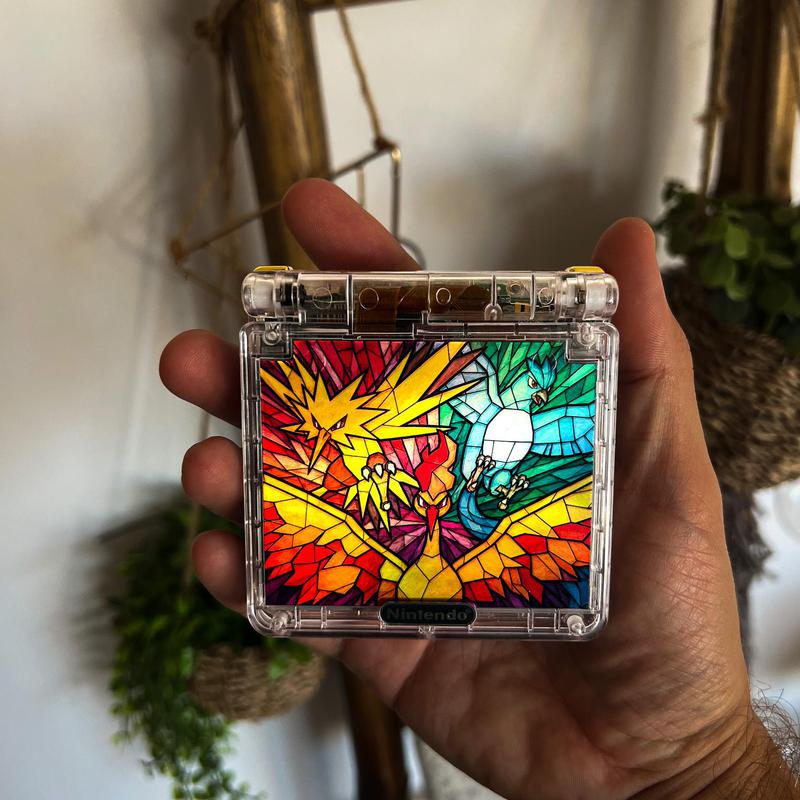 Game Boy Advance SP avec coque transparente et insert holographique